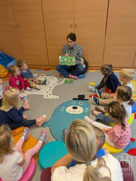 Biblioteka Gorlice, Pierwsze kroki… w świecie książek Dzieci słuchaja ksiązki o Kici Koci i Nunusiu